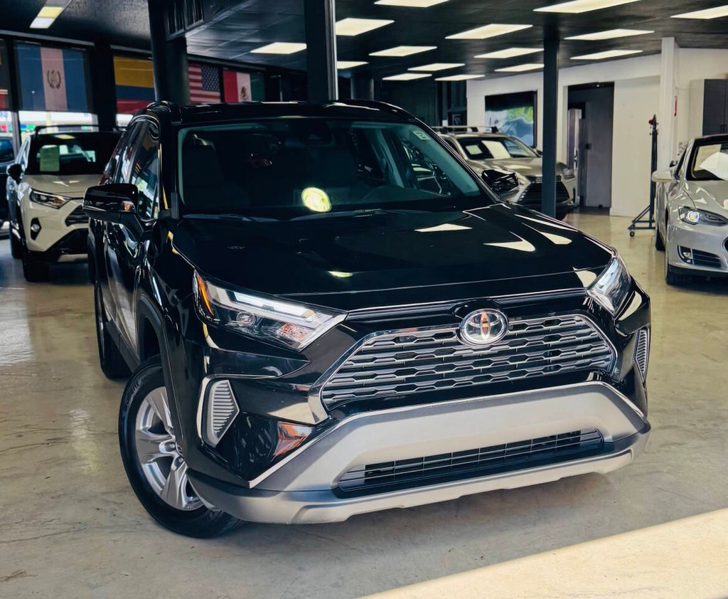 Toyota RAV4 Vehicle Full-screen Gallery Image 02