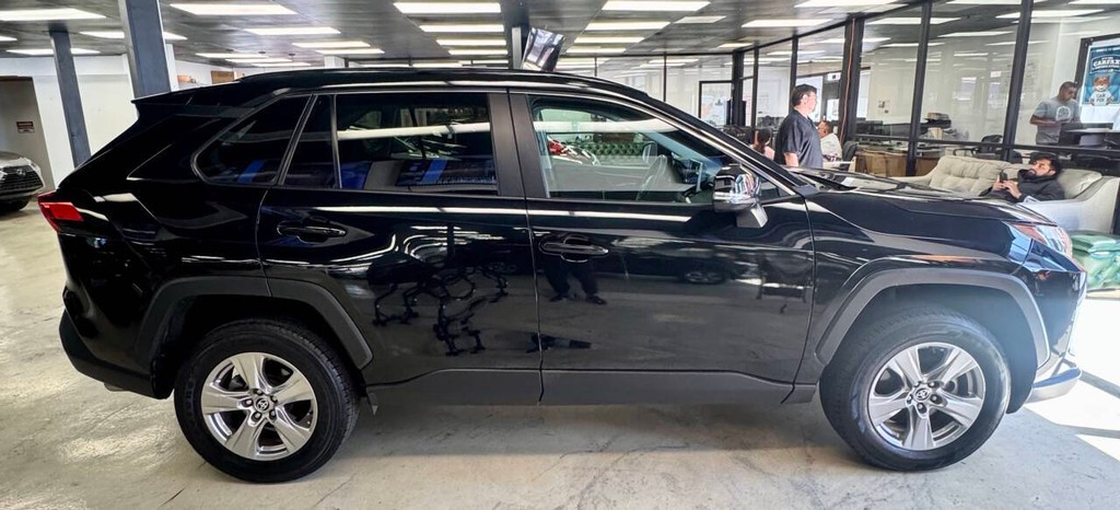 Toyota RAV4 Vehicle Full-screen Gallery Image 05