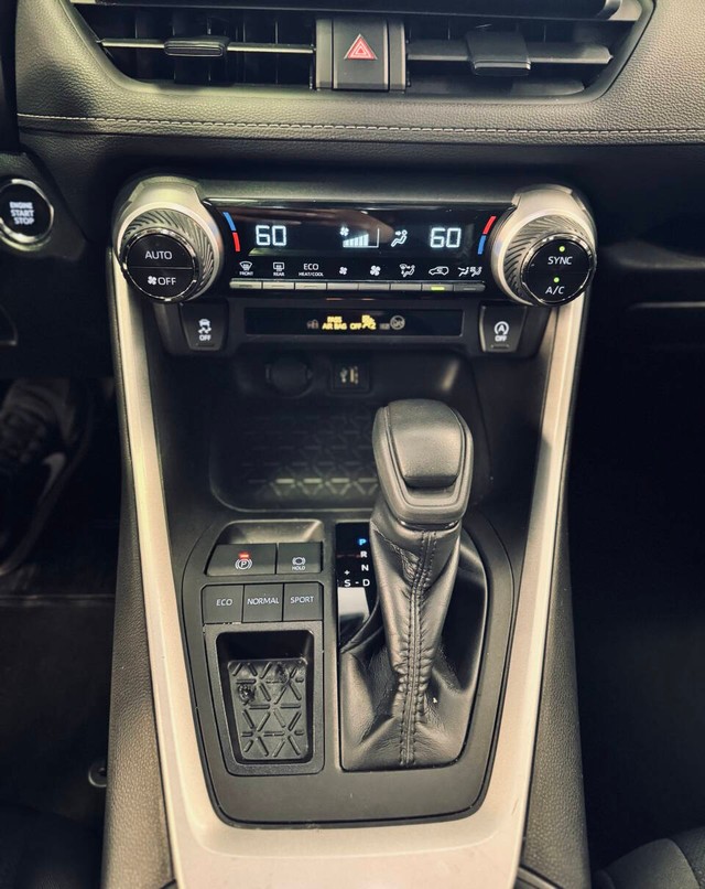 Toyota RAV4 Vehicle Full-screen Gallery Image 12