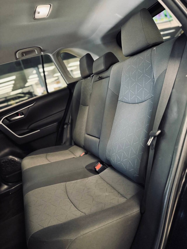 Toyota RAV4 Vehicle Full-screen Gallery Image 13