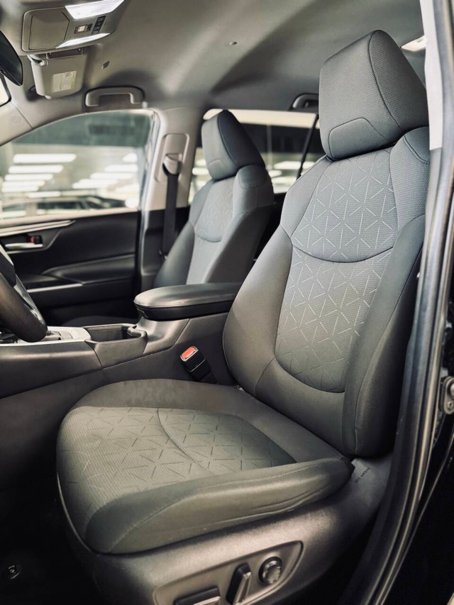 Toyota RAV4 Vehicle Full-screen Gallery Image 14