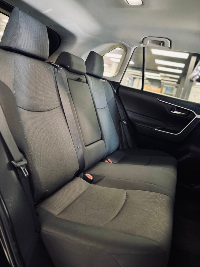 Toyota RAV4 Vehicle Full-screen Gallery Image 16