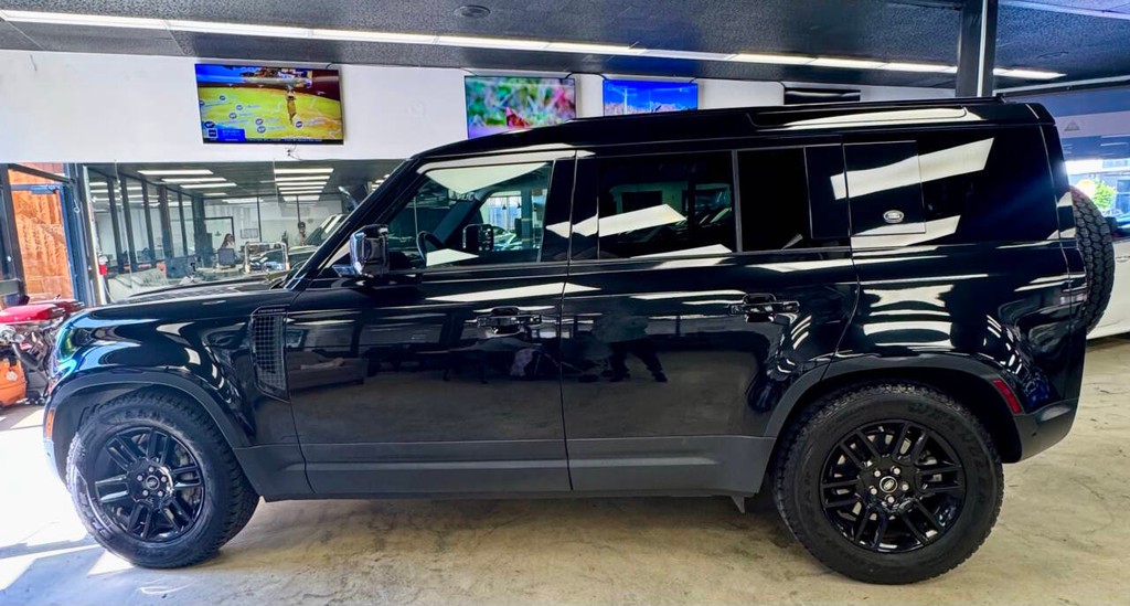 Land Rover Defender Vehicle Full-screen Gallery Image 04