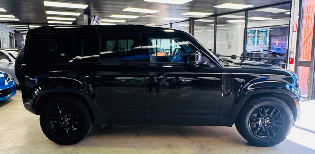 Land Rover Defender Vehicle Full-screen Gallery Image 05