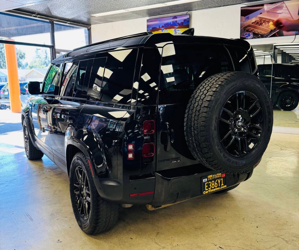 Land Rover Defender Vehicle Full-screen Gallery Image 06