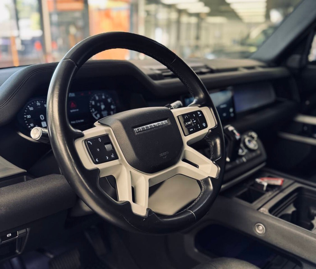 Land Rover Defender Vehicle Full-screen Gallery Image 12