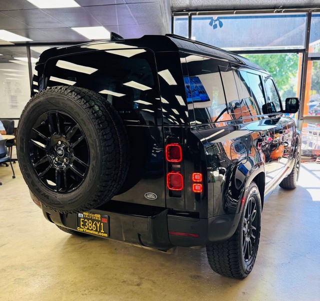 Land Rover Defender Vehicle Full-screen Gallery Image 07