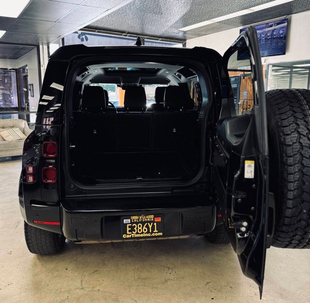 Land Rover Defender Vehicle Full-screen Gallery Image 09