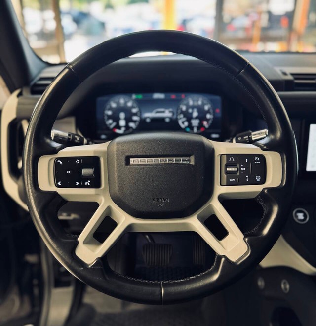 Land Rover Defender Vehicle Full-screen Gallery Image 13