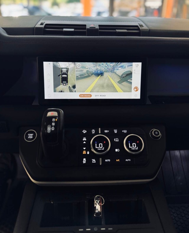 Land Rover Defender Vehicle Full-screen Gallery Image 14