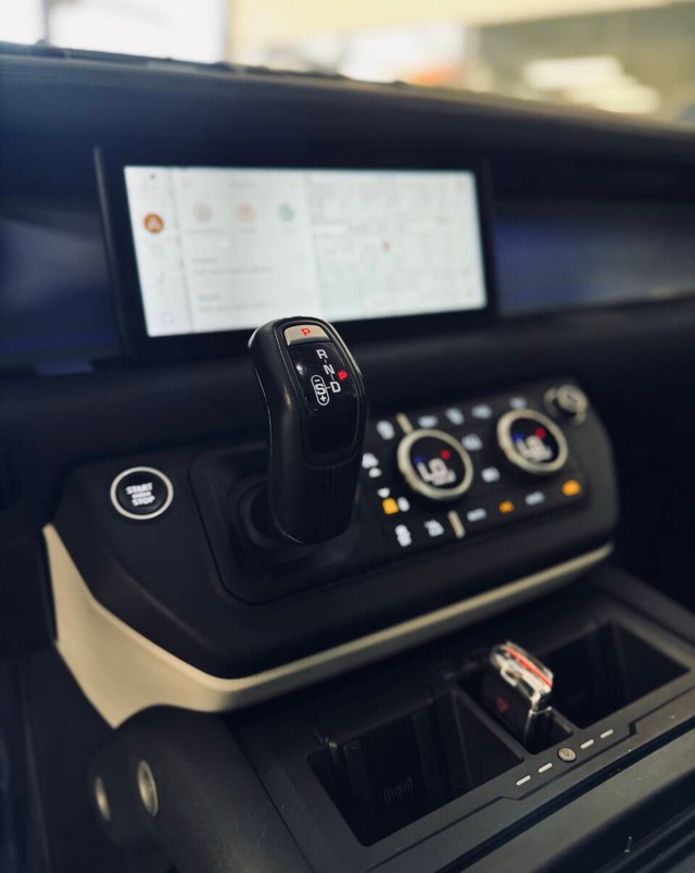 Land Rover Defender Vehicle Full-screen Gallery Image 15