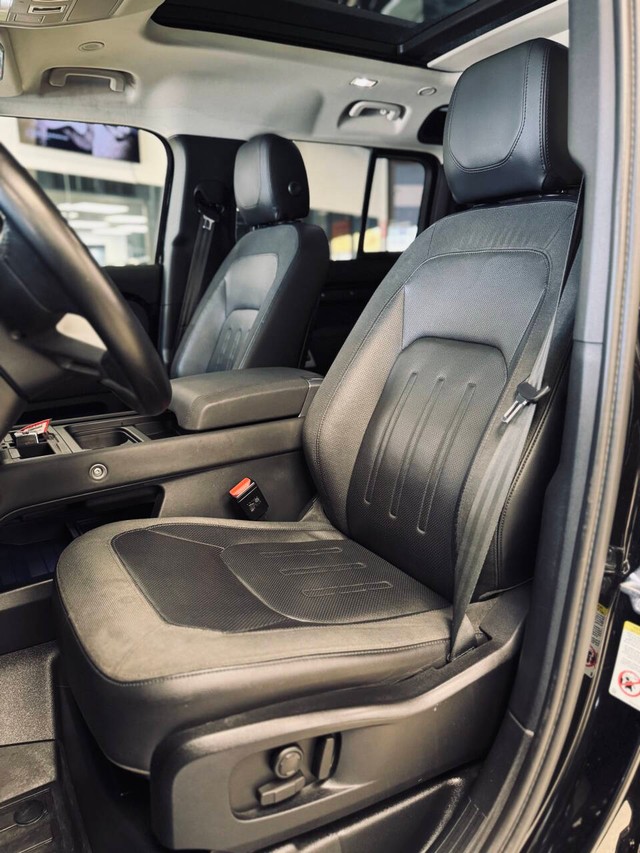 Land Rover Defender Vehicle Full-screen Gallery Image 18