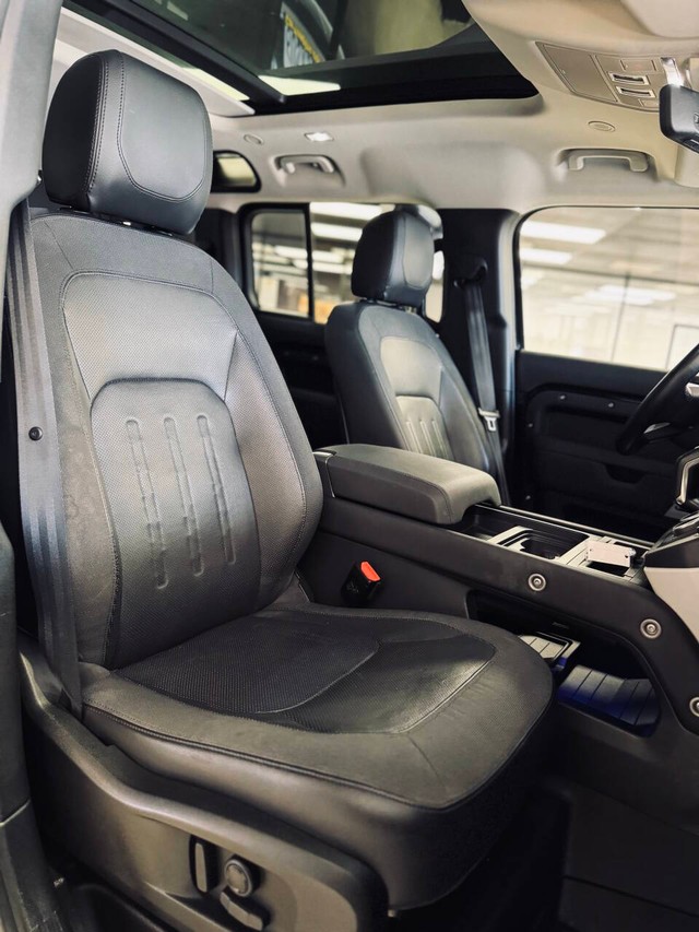 Land Rover Defender Vehicle Full-screen Gallery Image 19