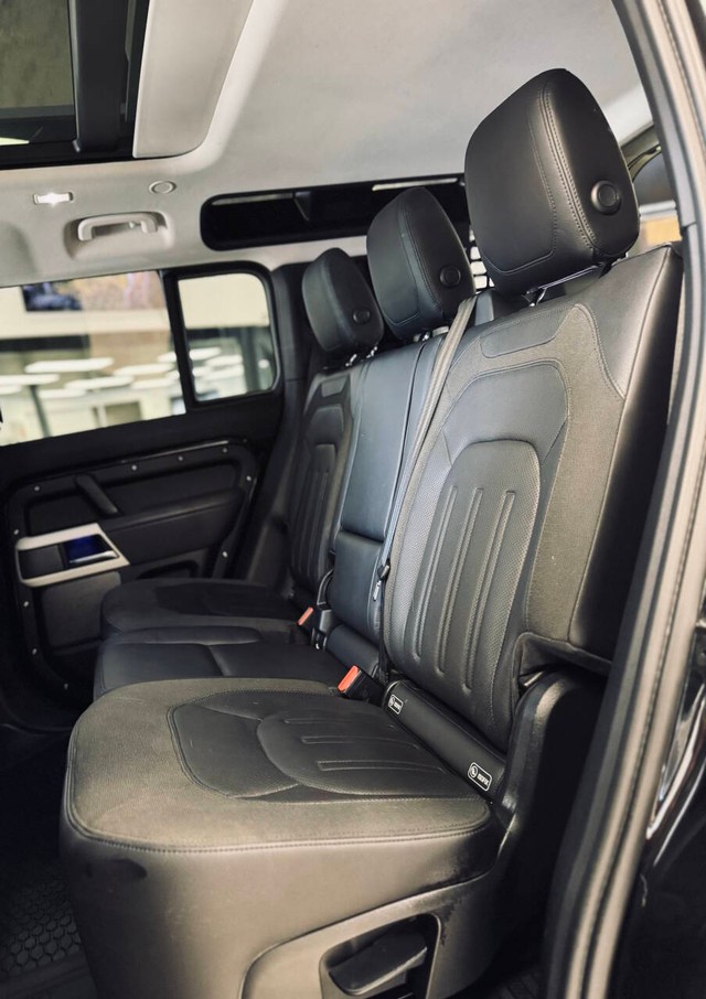 Land Rover Defender Vehicle Full-screen Gallery Image 20