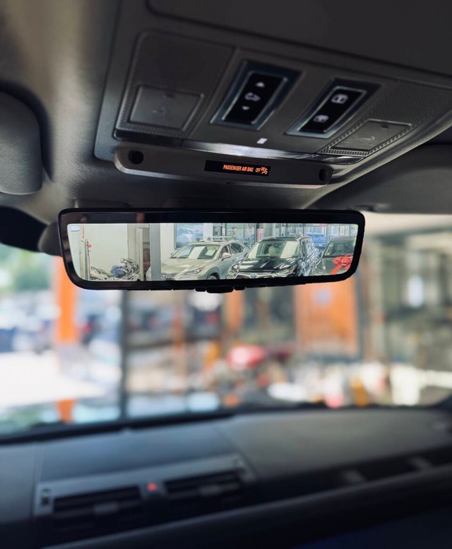 Land Rover Defender Vehicle Full-screen Gallery Image 22