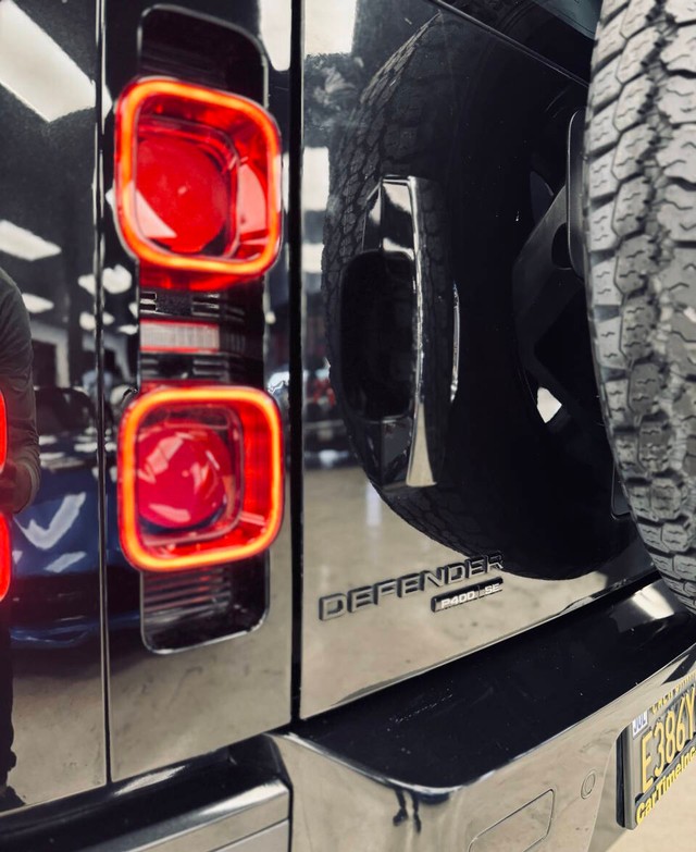 Land Rover Defender Vehicle Full-screen Gallery Image 24