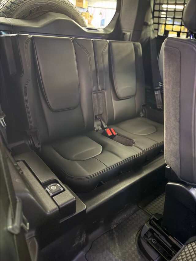 Land Rover Defender Vehicle Full-screen Gallery Image 26