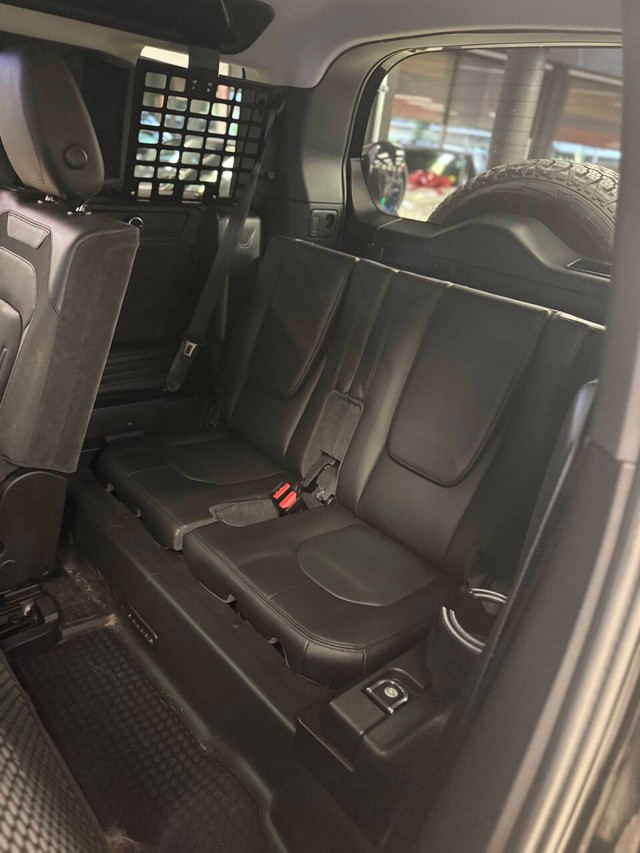 Land Rover Defender Vehicle Full-screen Gallery Image 27