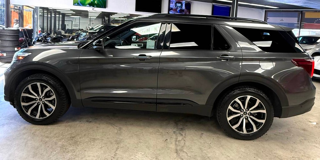 Ford Explorer Vehicle Full-screen Gallery Image 04