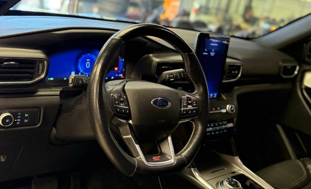 Ford Explorer Vehicle Full-screen Gallery Image 09