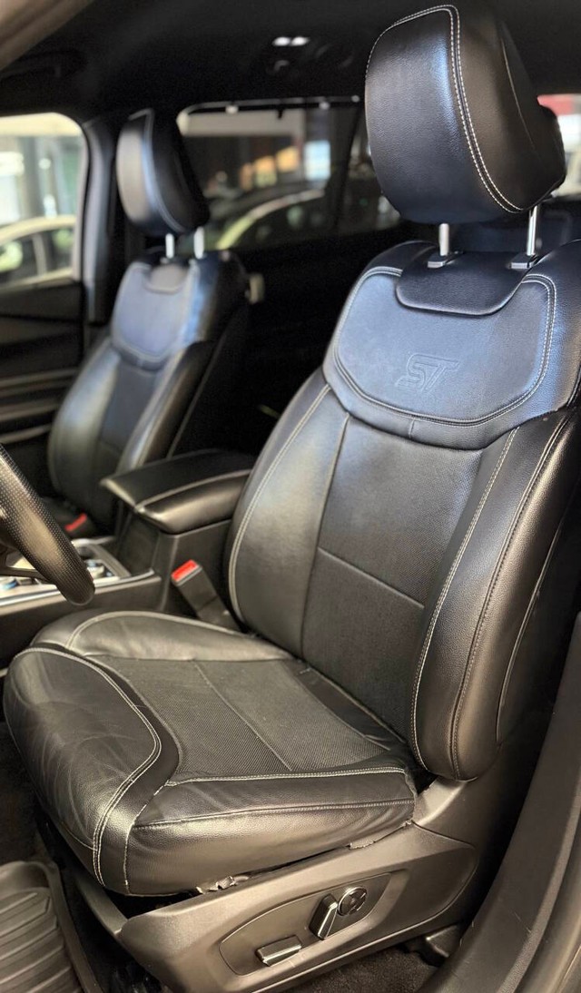 Ford Explorer Vehicle Full-screen Gallery Image 12