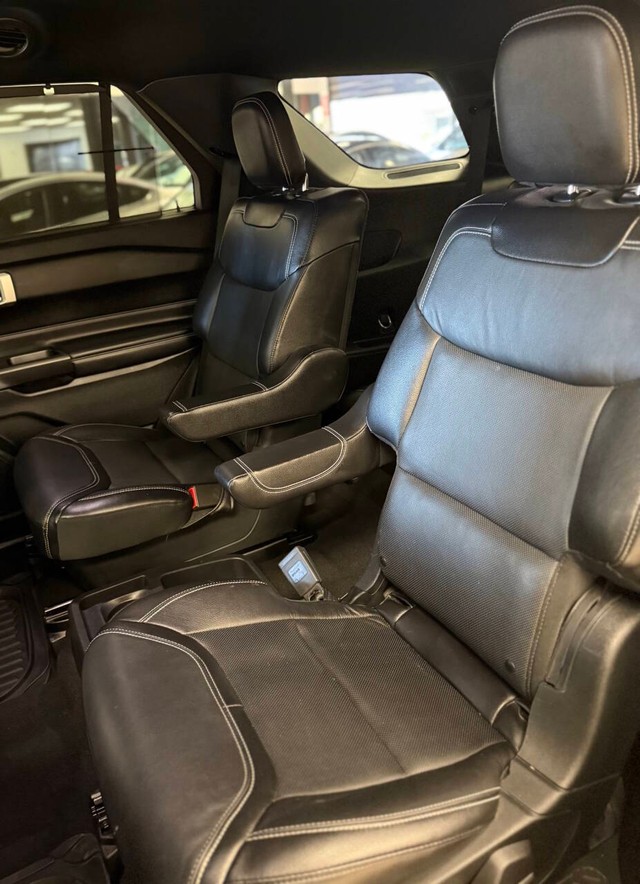 Ford Explorer Vehicle Full-screen Gallery Image 13