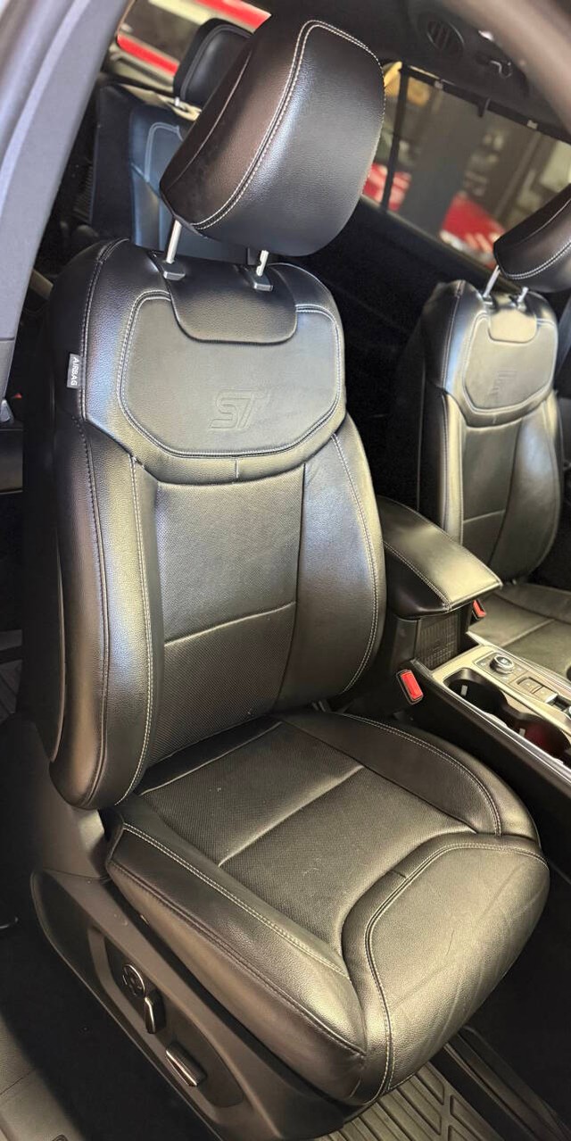 Ford Explorer Vehicle Full-screen Gallery Image 14