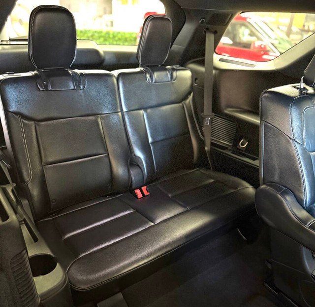 Ford Explorer Vehicle Full-screen Gallery Image 15