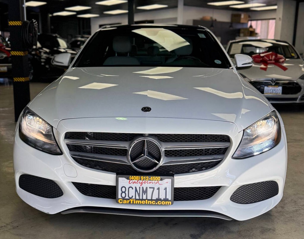 Mercedes-Benz C-Class Vehicle Full-screen Gallery Image 02