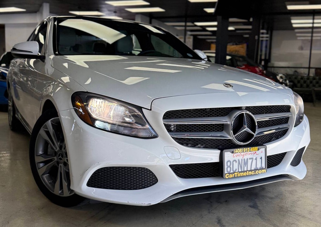 Mercedes-Benz C-Class Vehicle Full-screen Gallery Image 03