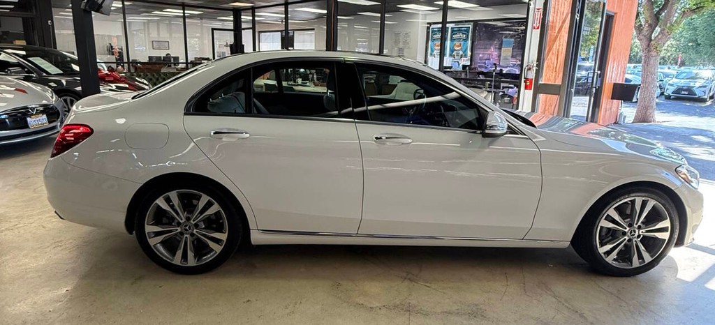 Mercedes-Benz C-Class Vehicle Full-screen Gallery Image 05