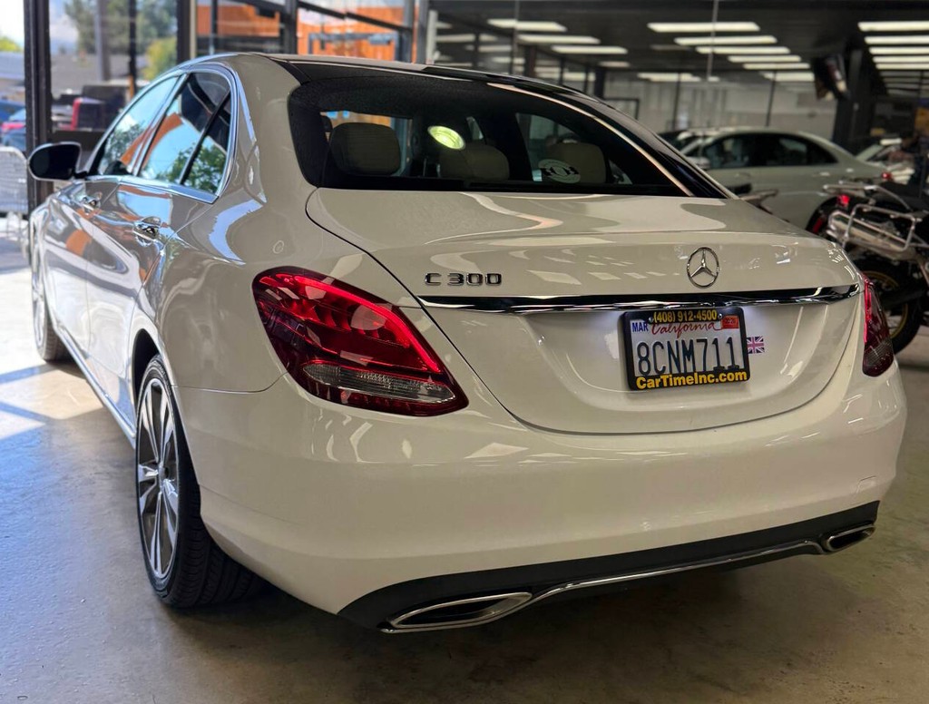 Mercedes-Benz C-Class Vehicle Full-screen Gallery Image 06