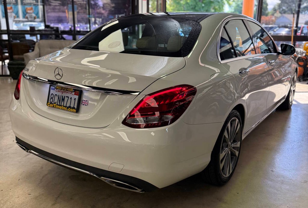 Mercedes-Benz C-Class Vehicle Full-screen Gallery Image 08