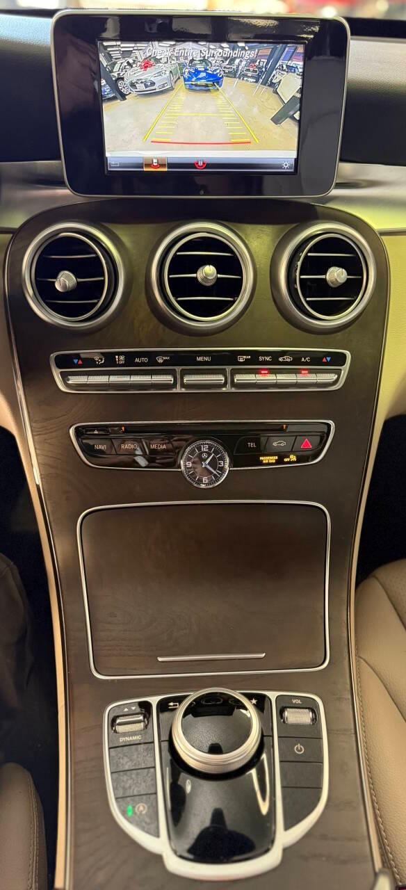 Mercedes-Benz C-Class Vehicle Full-screen Gallery Image 11