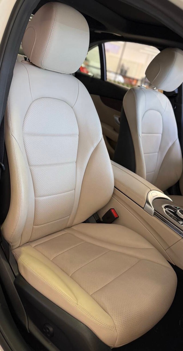 Mercedes-Benz C-Class Vehicle Full-screen Gallery Image 12