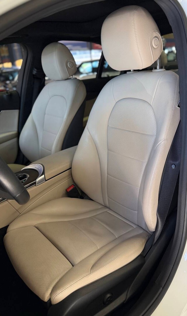 Mercedes-Benz C-Class Vehicle Full-screen Gallery Image 13