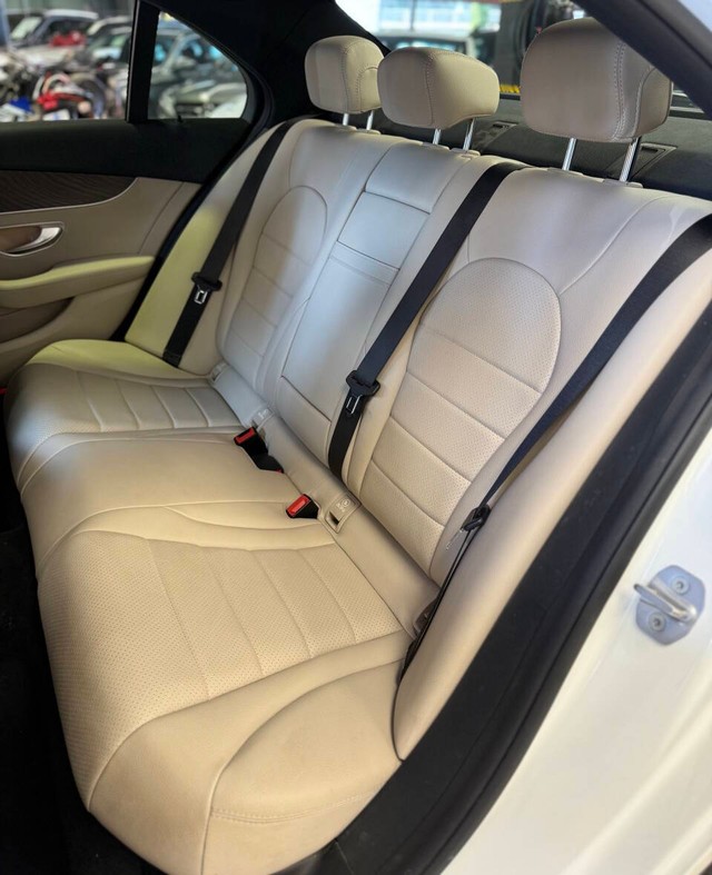 Mercedes-Benz C-Class Vehicle Full-screen Gallery Image 15