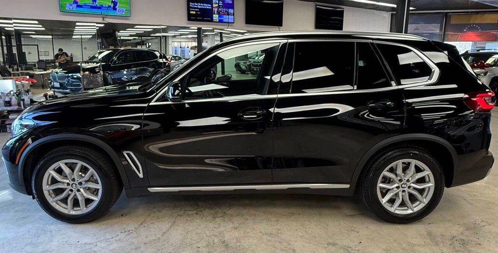 BMW X5 Vehicle Full-screen Gallery Image 04