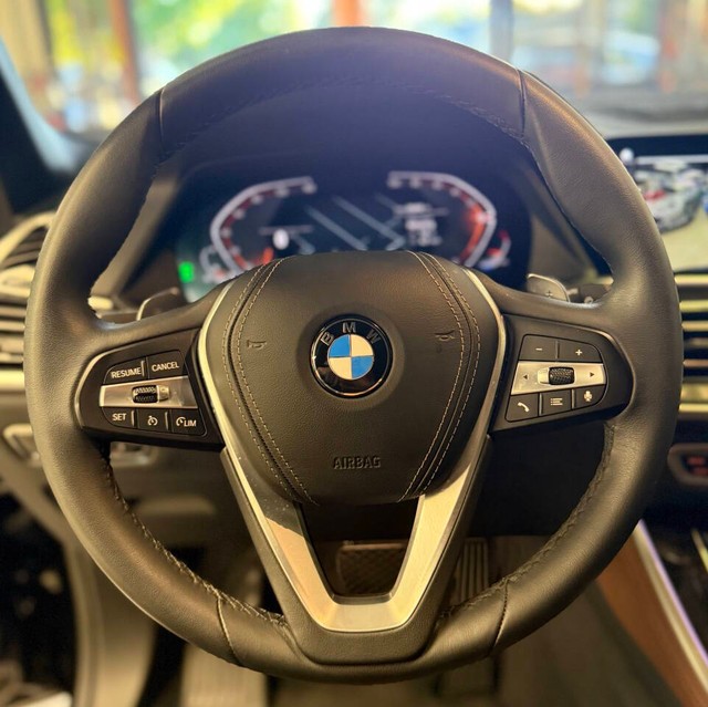 BMW X5 Vehicle Full-screen Gallery Image 10