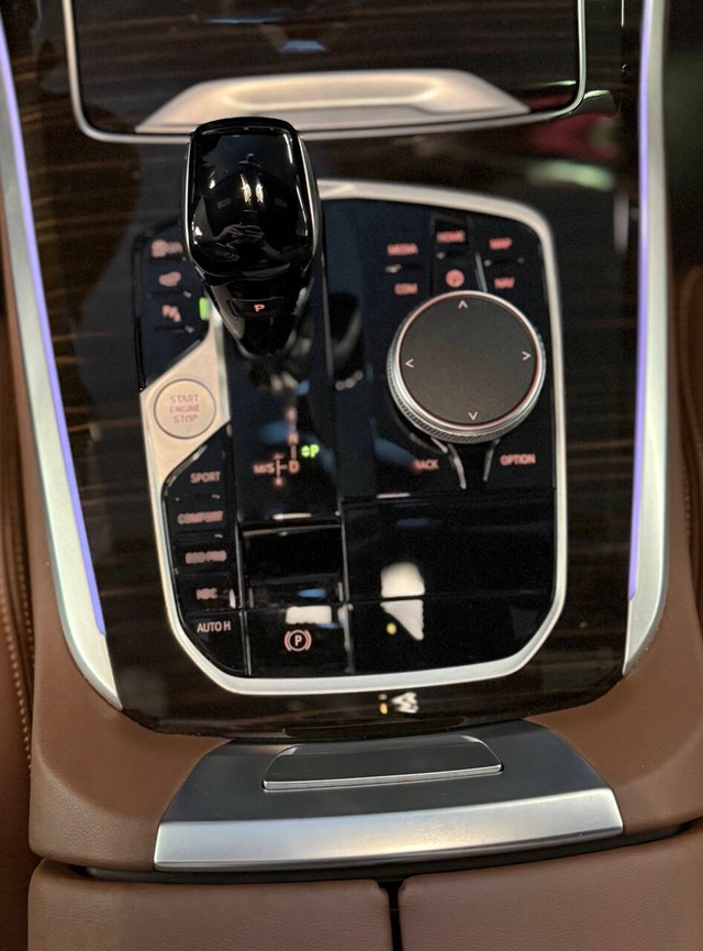 BMW X5 Vehicle Full-screen Gallery Image 12