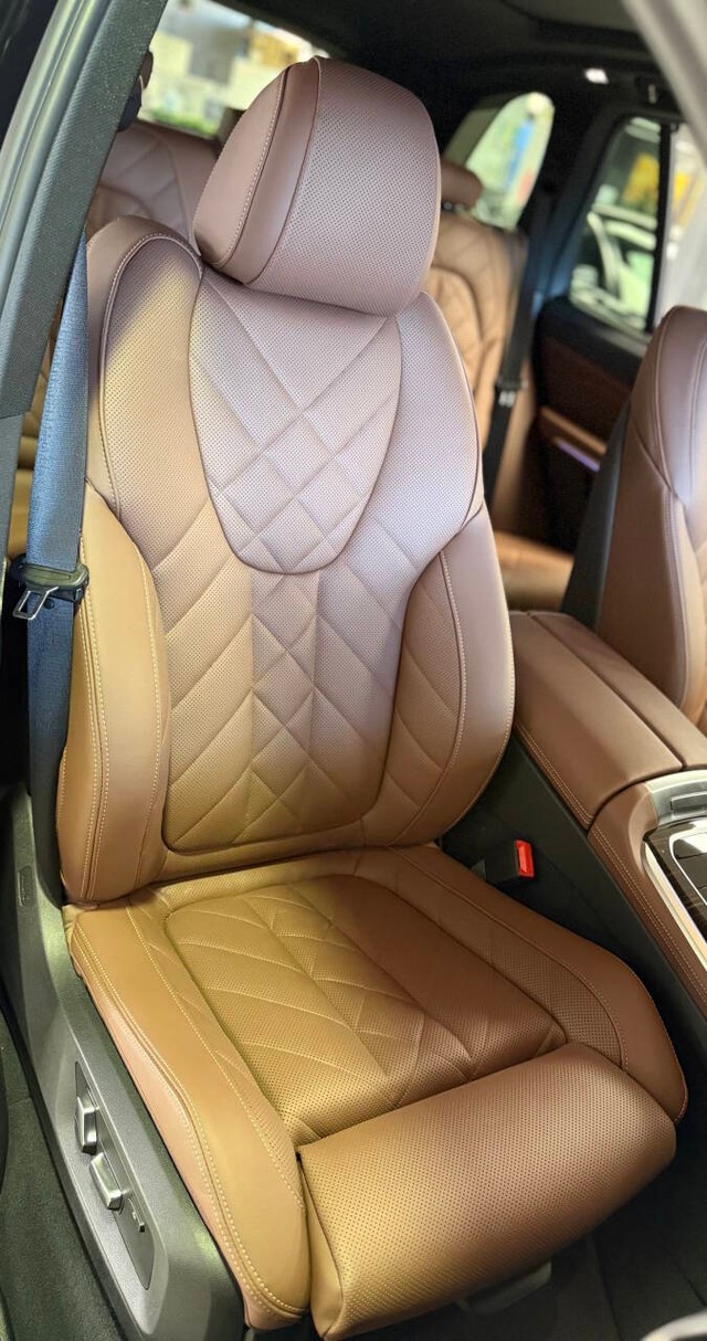 BMW X5 Vehicle Full-screen Gallery Image 14