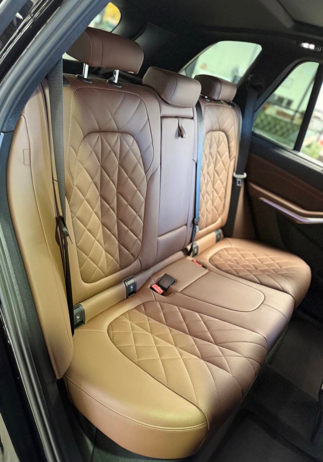 BMW X5 Vehicle Full-screen Gallery Image 15