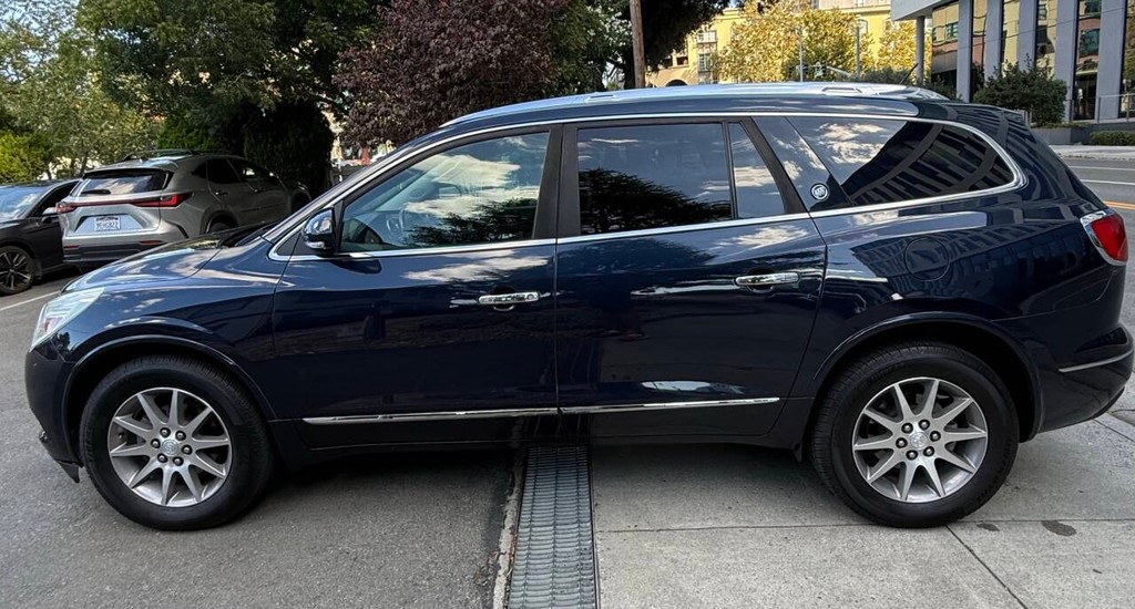 Buick Enclave Vehicle Full-screen Gallery Image 04