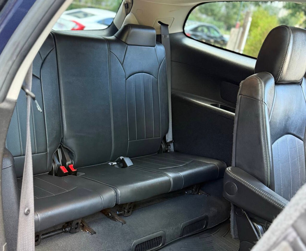 Buick Enclave Vehicle Full-screen Gallery Image 15