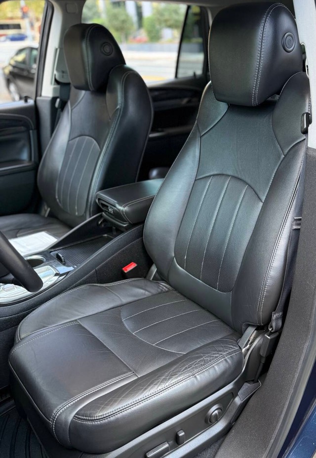 Buick Enclave Vehicle Full-screen Gallery Image 12