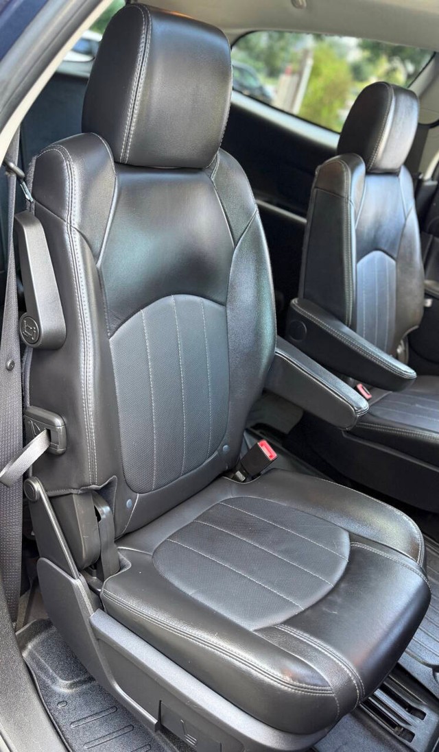 Buick Enclave Vehicle Full-screen Gallery Image 14