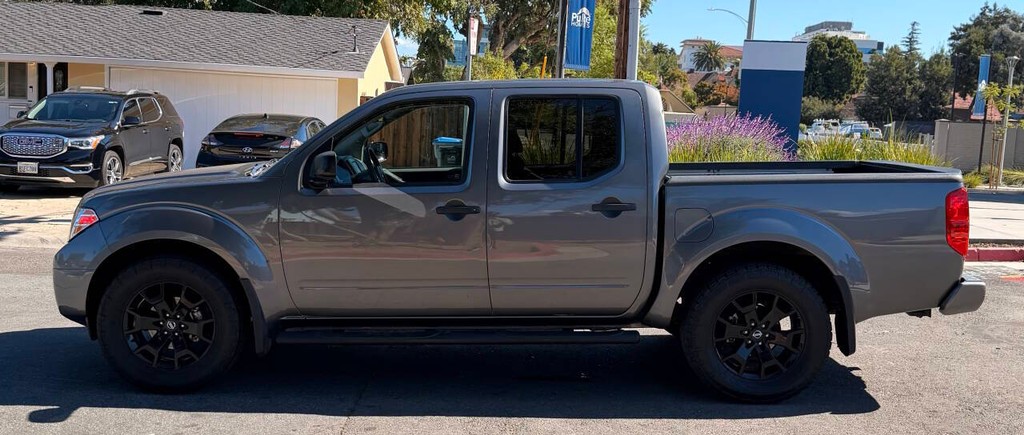 Nissan Frontier Vehicle Full-screen Gallery Image 04