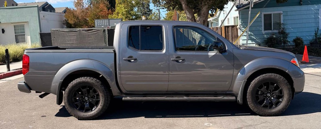 Nissan Frontier Vehicle Full-screen Gallery Image 05