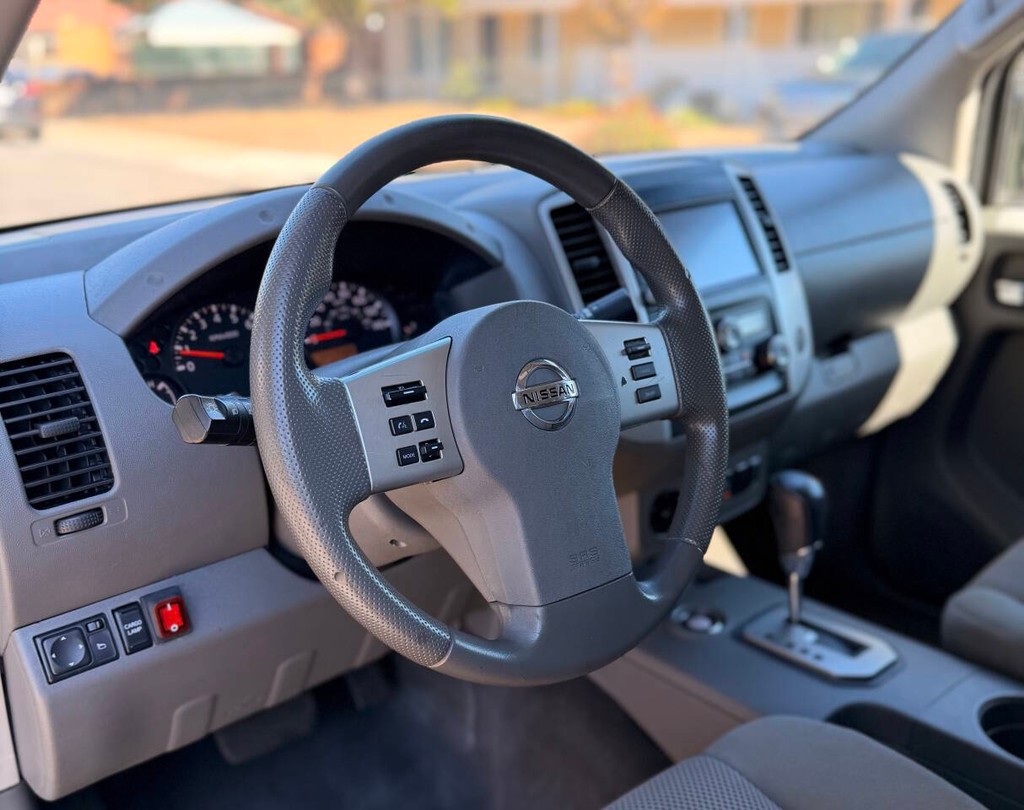 Nissan Frontier Vehicle Full-screen Gallery Image 10