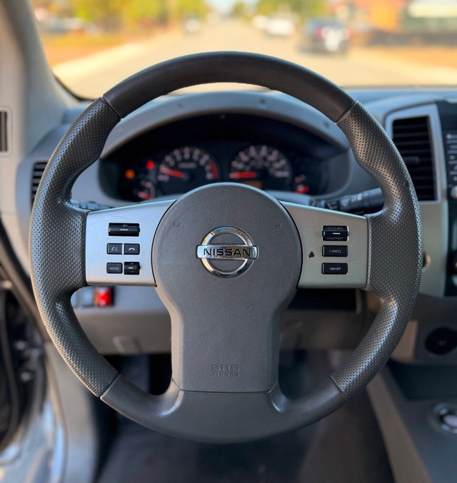 Nissan Frontier Vehicle Full-screen Gallery Image 09